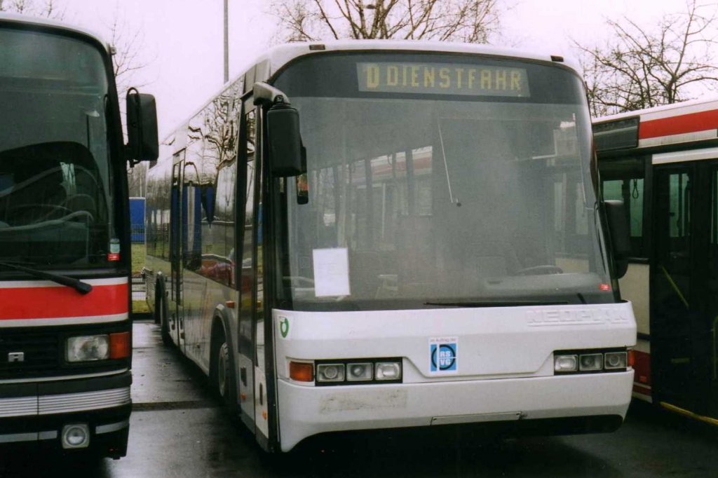 Neoplan Regioliner N3016, aufgenommen im Jaunar 2002 im GWZ der Evobus NL in Dortmund.