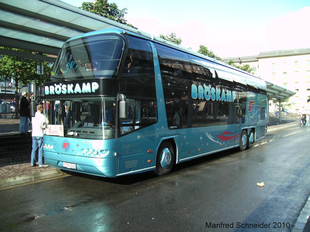 Neoplan Reisebus in Saarbrcken am Hauptbahnhof. Das Foto habe ich am 28.07.2010 in Saarbrcken gemacht.
