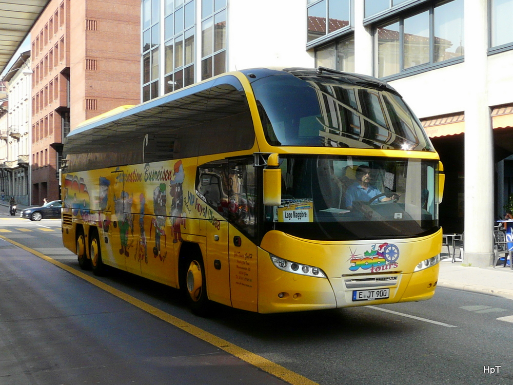 Neoplan Reisecar unterwegs in der Stadt Lugano am 30.09.2011