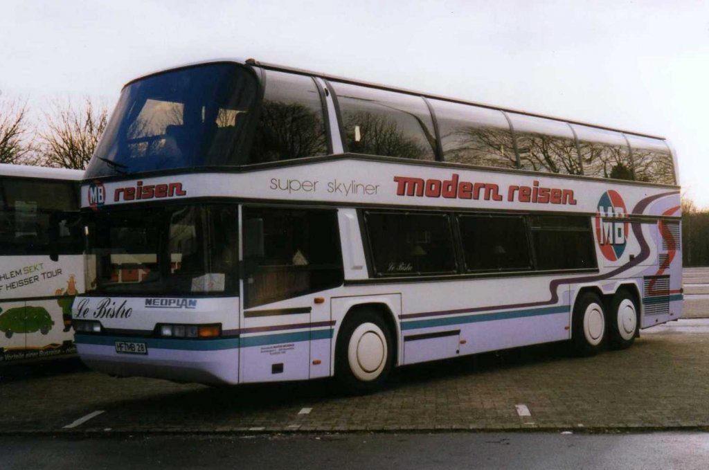 Neoplan Skyliner N122/3, aufgenommen im Dezember 1997 auf dem Parkplatz der Westfalenhallen in Dortmund.