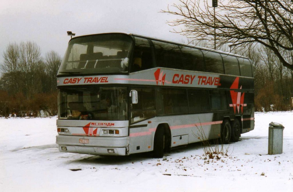 Neoplan Skyliner N122/3, aufgenommen im Februar 1999 auf dem Parkplatz der Westfalenhallen in Dortmund.