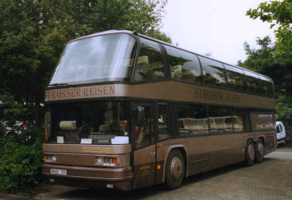 Neoplan Skyliner N122/3, aufgenommen im Mai 1998 auf dem Parkplatz der Westfalenhallen in Dortmund.