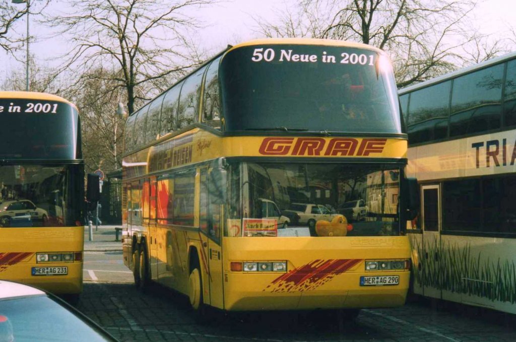 Neoplan Skyliner N122/3 von Grafs Reisen, aufgenommen im April 2002 am Bahnhof Zoo in Berlin.