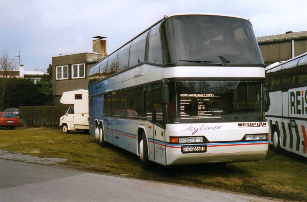 Neoplan Skyliner N122/3 L, aufgenommen im Mrz 1999 im GWZ der Neoplan NL Rhein Ruhr in Oberhausen.