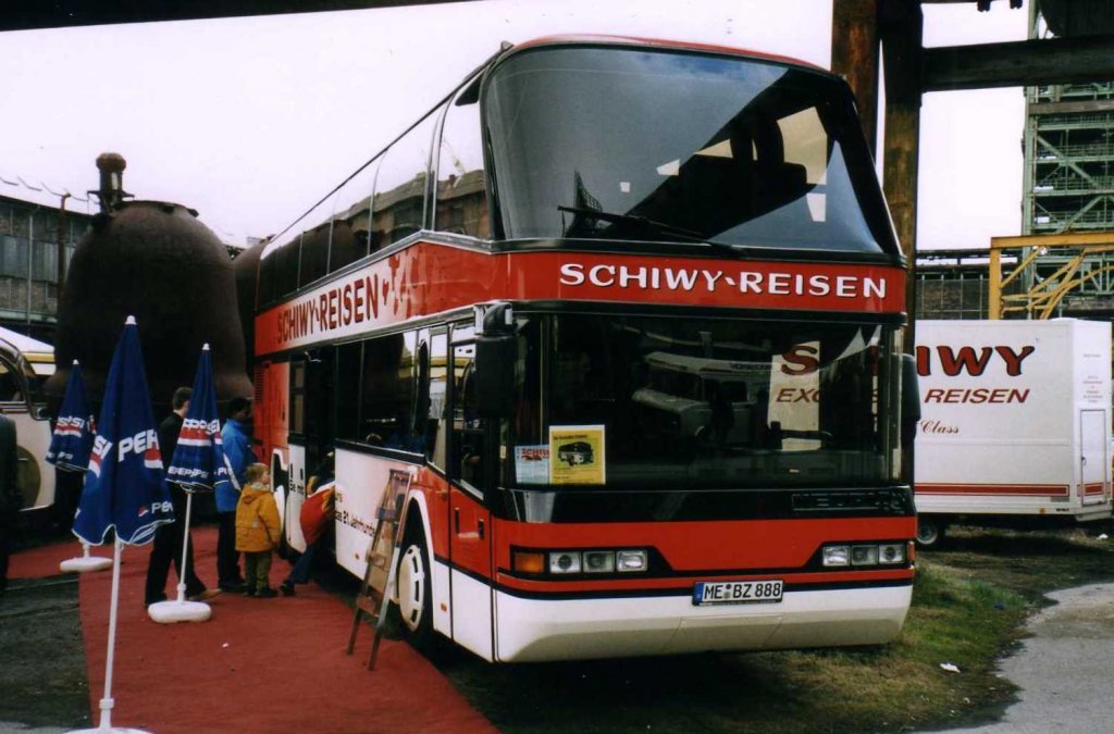 Neoplan Skyliner N122/3 Schiwy Reisen, aufgenommen im Mrz 2003 bei der Veranstaltung  Das Fest  in Hattingen auf dem ehemaligen Httengelnde.