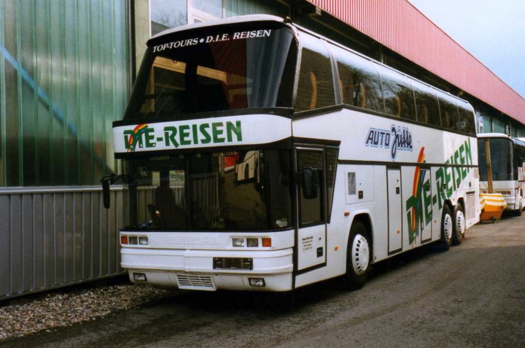 Neoplan Spaceliner N117, aufgenommen im Mrz 1999 im GWZ der Neoplan NL Rhein Ruhr in Oberhausen.
