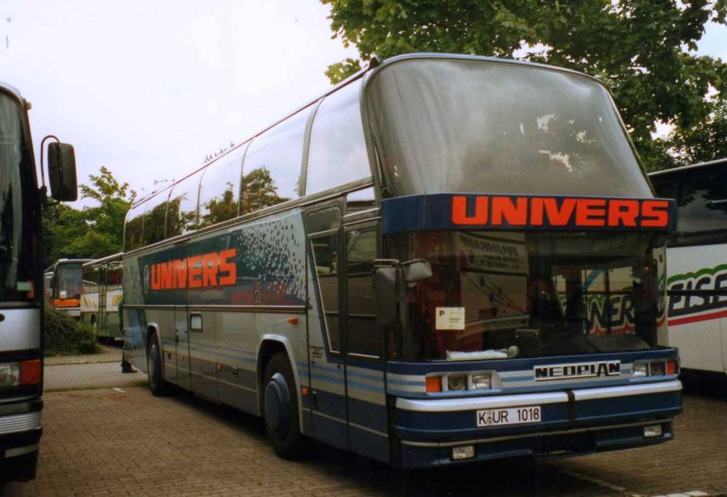 Neoplan Spaceliner N117, aufgenommen im Mai 1998 auf dem Parkplatz der Westfalenhallen in Dortmund.
