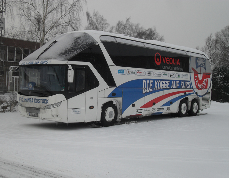 NEOPLAN Starliner Mannschaftsbus vom FC Hansa Rostock „DIE KOGGE AUF KURS“ abgestellt  in Hhe DKB-Arena in Rostock.(29.01.2012)