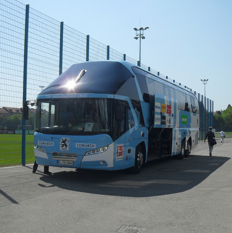 NEOPLAN STARLINER-Mannschaftsbus vom TSV 1860 Mnchen am 22.04.2011 vor dem Heimspiel gegen Greuther Frth.