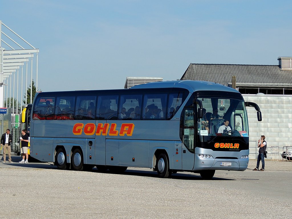 NEOPLAN-Tourliner von Gohla-Busreisen macht sich mit Rieder-Fuballfan´s auf den Weg zum Cupspiel nach Wien; 120520