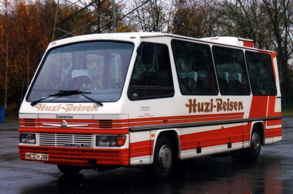 Neoplan Unibus N907, aufgenommen im Oktober 1996 auf dem Gelnde der Neoplan NL Rhein Ruhr in Oberhausen.