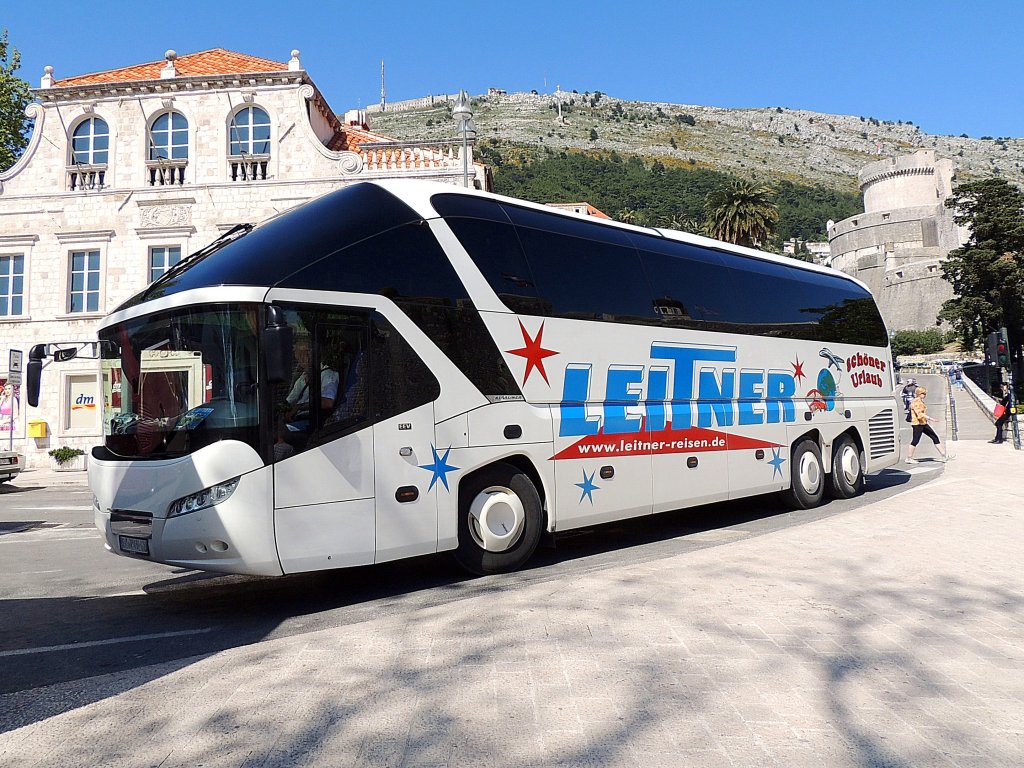 NEOPLAN,STARLINER von Leitner-Reisen holt in Dubrovnik seine Reisegruppe ab; 130425