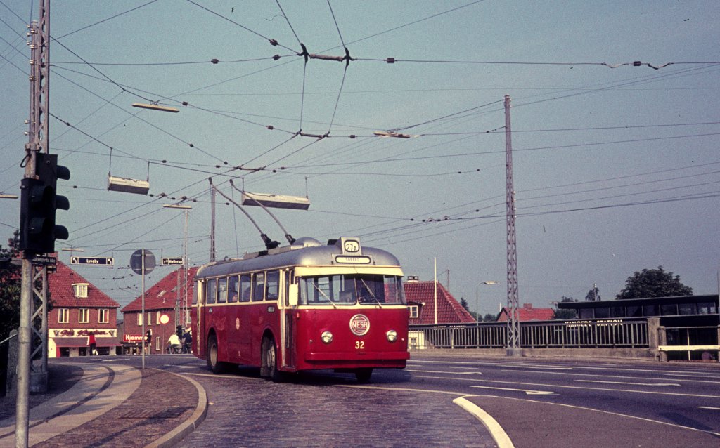 NESA Obuslinie 27 A (Obus 32 der Serie 31-50. Hersteller: BUT / Smith, Mygind & Httemeier / English Electric Company) Vangede station (Bf Vangede auf der DSB-Lokalbahn Kbenhavn - Farum) am 30. August 1970.