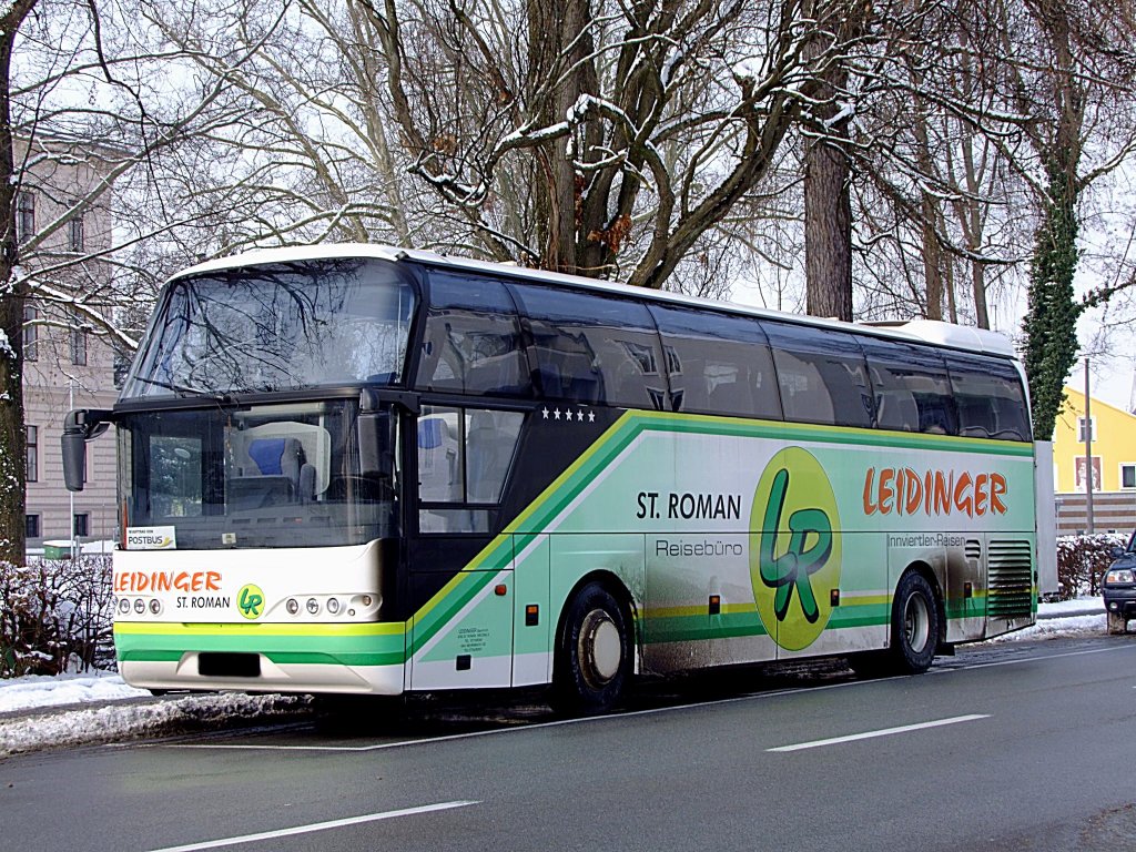 NEUOPLAN-Spaceliner von Leidinger-Busreisen ist im Auftrag fr Postbus unterwegs; 120216
