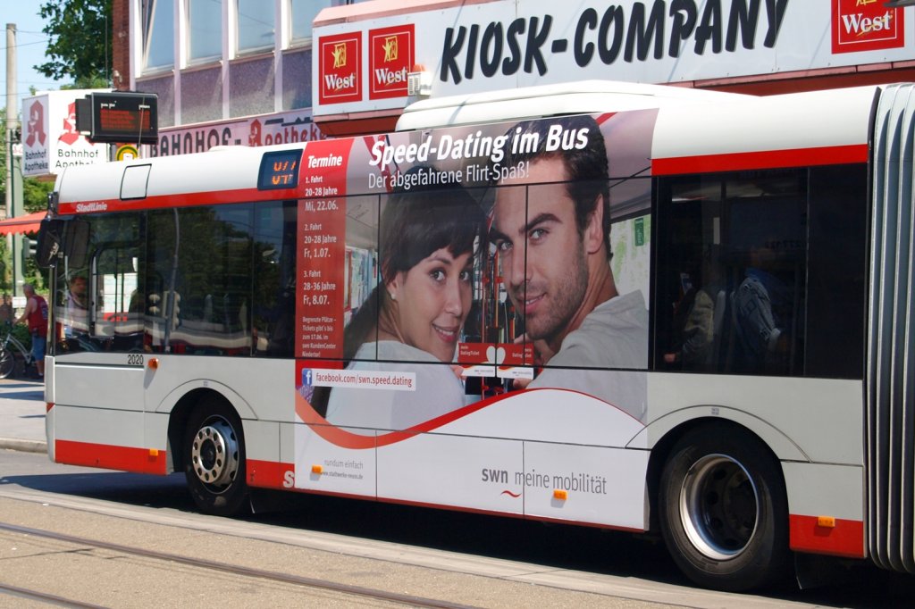 NE:ZS 2020 - mit einen Neuen Aufkleber, der fr Werbung zum  Speed-Dating in Bus  wirbt. Die jeweiligen Touren sind am Aufkleber abzulesen.