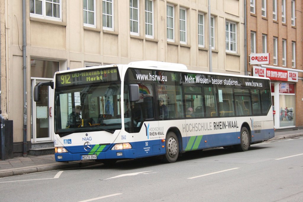 NIAG 3562 (WES O 3562) mit Werbung fr die Hochschule Rhein Waal.
Hier mit der Linie 912 auf der Augustastr. in Moers,20.2.2010.
