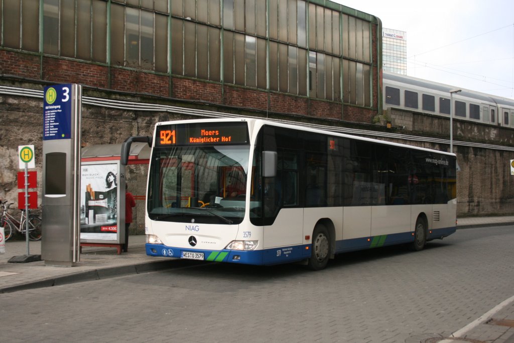 NIAG 3579 (WES O 3579) mit der Linie 921 am HBF Duisburg Osteingang.
20.2.2010
