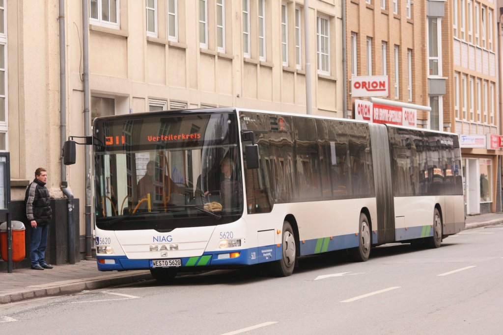 NIAG 5620 (WES O 5620) mit der Linie 911 nach Duisburg.
Hier aufgenommen auf der Augustast. am 20.2.2010.