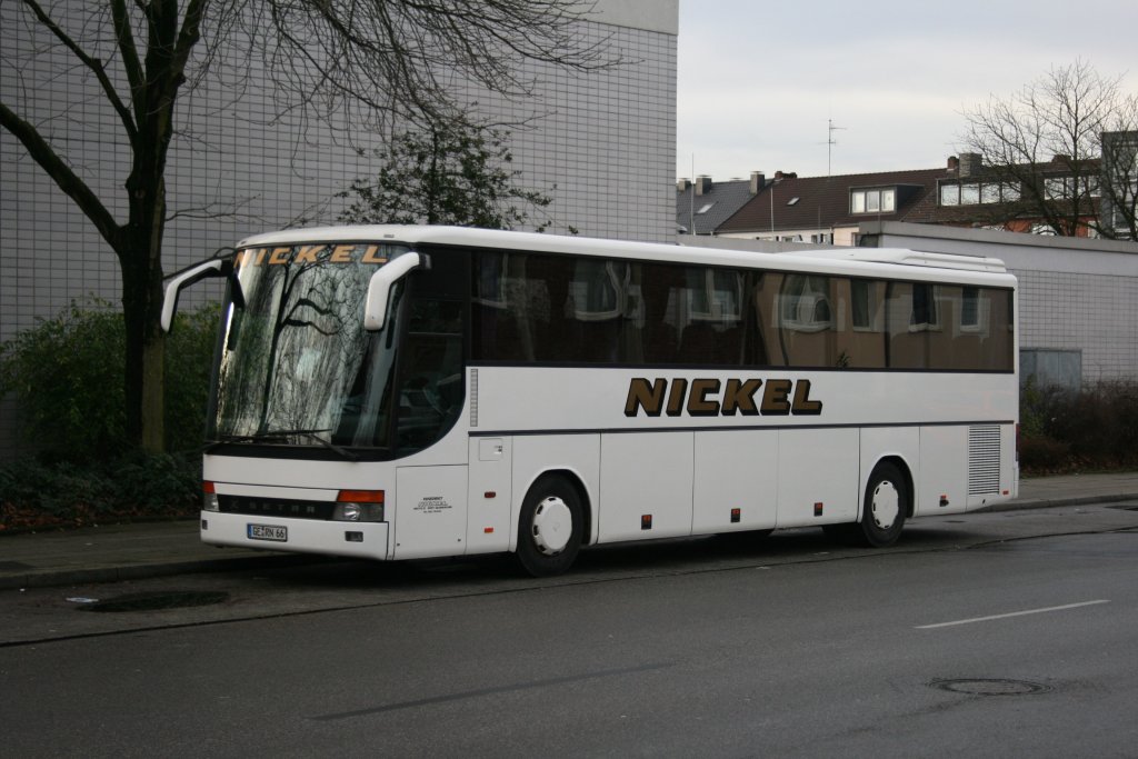 Nickel Reisen (GE RN 66) vor dem Schwimmbad in Gelsenkirchen Horst.
