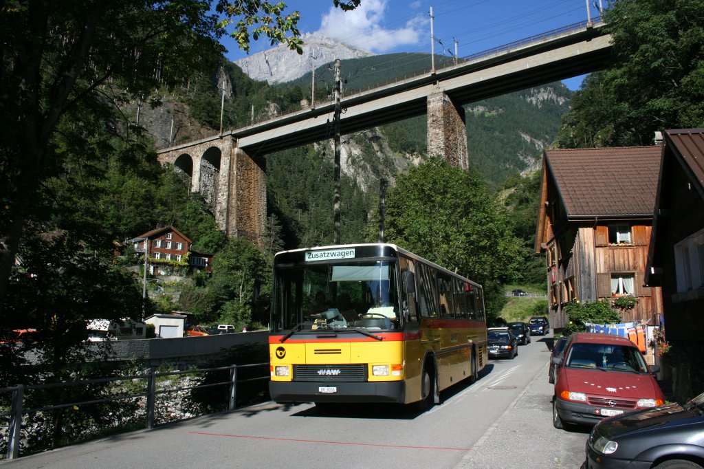Noch bis Ende 2010 läuft zwischen Amsteg und Bristen der NAW/Hess BH4-23 UR 9'050 aus 1995 von PU Tresch. Am 11.9.2010 ist er als Beiwagen unterwegs talwärts und erreicht in kürze die Post Amsteg. Darüber liegt der Kerstelenbach-Viadukt der SBB. 