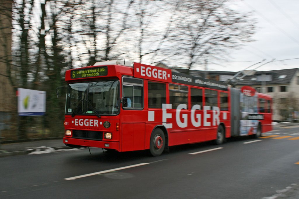 Noch verkehrt er: Der NAW/Hess/Siemens BGT 5-25 Nr. 191 mit der Werbung fr das Mbelhaus Egger. Wie lange noch ist ungewiss, er gehrt zu den letzten 2 NAW-Gelenkbussen, die in Luzern noch in Betrieb sind, und sein Werbenachfolger ist auch schon im Dienst. (Bild vom 5. Dezember 2009)