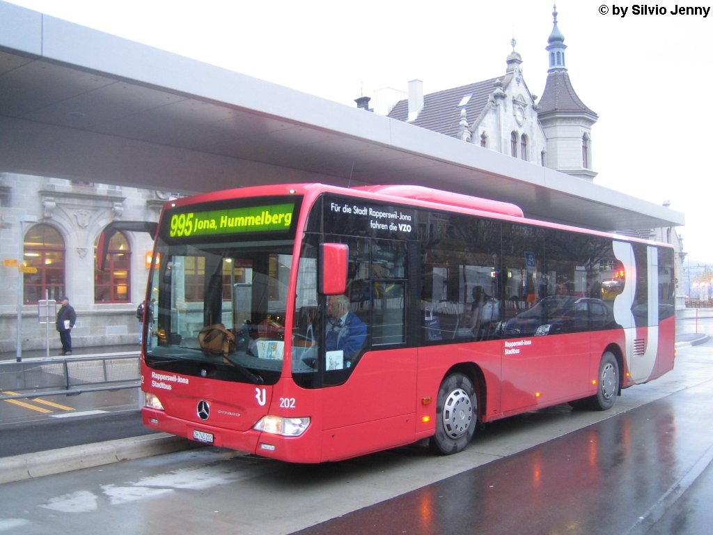 Nr. 202 von Stadtbus Rapperswil-Jona am 26.11.09 beim Bhf. Rapperswil. Seit 3 Jahren hat Rapperswil ein eigenes Stadtbus Netz, und seit einem Jahr fhrt die VZO als Subunternehmer mit modernen Mercedes Fahrzeugen in Rappi.