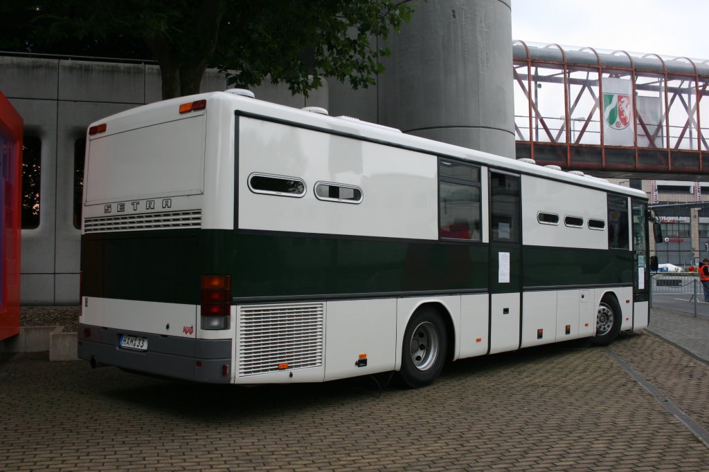 NRW Tag Siegen 2010
Gefngnis-Transportbus (HAM 33) mit einer Heckaufnahme.
In der Zelle im Heck drfen 5 Hftlinge Sitzt.
In den anderen Zellen immer nur 2 Hftlinge.
12 Zellen hat der Bus.
Siegen Innenstadt, 18.9.2010
