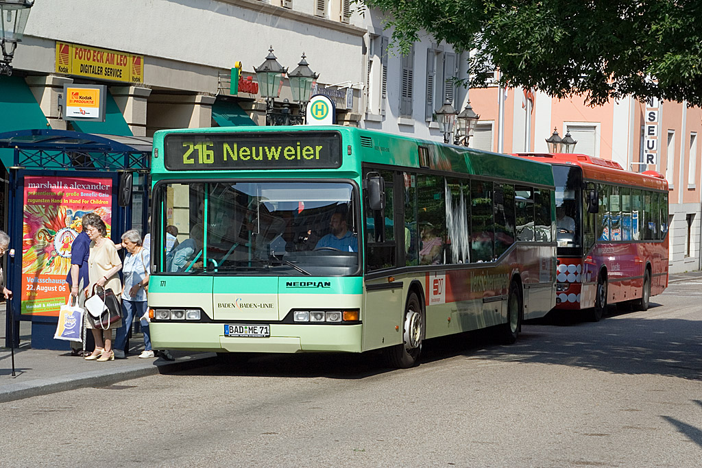 Nur selten war der BAD-ME 71 der Baden-Baden-Linie im Einsatz und diente als Reservebus. Am 14. Juni 2006 stand der Bus an der Haltstelle am Leopoltsplatz zur Abfahrt auf der Linie 216 nach Neuweier in Baden-Badener Rebland bereit.