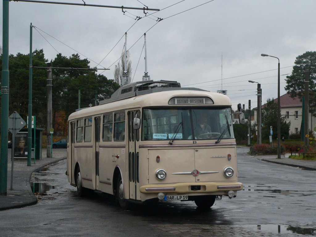 O-Bus 9Tr am 6.11.2010 in Eberswalde. Dieser 1969 gebaute Bus entstammt einer Serie von 7452 Fahrzeugen, die bis 1982 von Skoda produziert wurden. An diesem Tage war er anlsslich der Einweihung neuer Solaris-Fahrzeuge und des 70-jhrigen Bestehens des Eberswalder O-Bus-Betriebs im Einsatz.