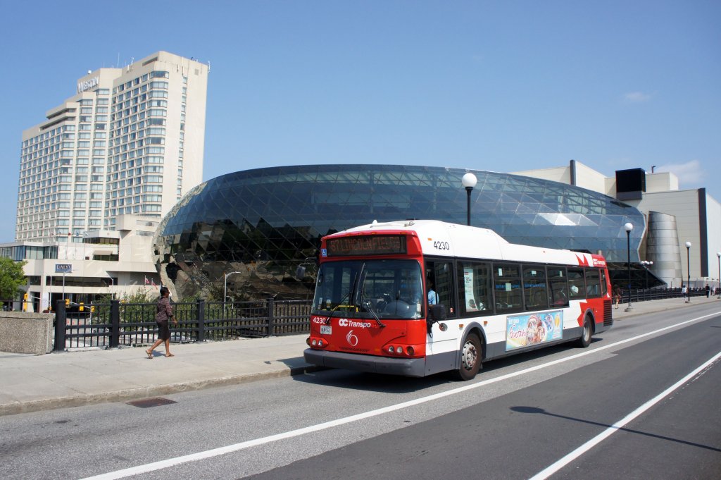 OC Transpo Ottawa (Stadtbus): New Flyer Invero, Wagennummer 4230 befhrt die Mackenzie King Bridge. Aufgenommen im August 2012.