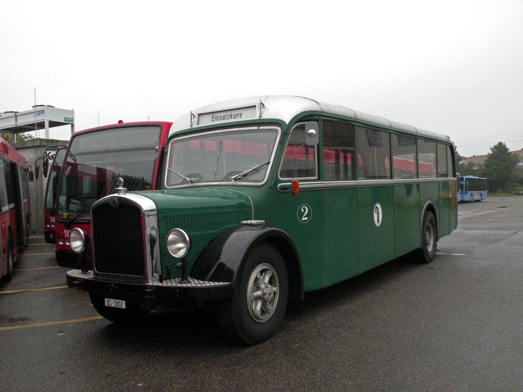 Oldtimer Bus von Saurer mit der Betriebsnummer 2 auf dem Hof der Garage Rankstrasse. Die Aufnahme stammt vom 10.10.2012.