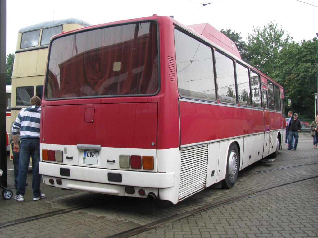 Omnibus Ikarus 250 SL aus dem Landkreis Ostvorpommern (OVP) anllich 130 Jahre Strba in Rostock [27.08.2011] 