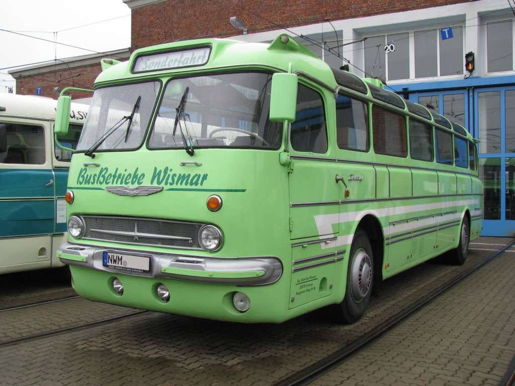 Omnibus Ikarus 55 der  BusBetriebe Wismar  aus dem Landkreis Nordwestmecklenburg (NWM) anllich 130 Jahre Strba in Rostock [27.08.2011]