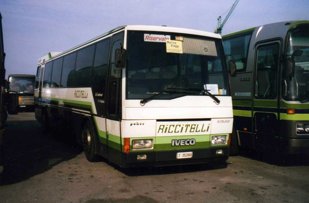 Orlandi Iveco Poker, aufgenommen im Mrz 1997 auf dem Busparkplatz in Venedig.