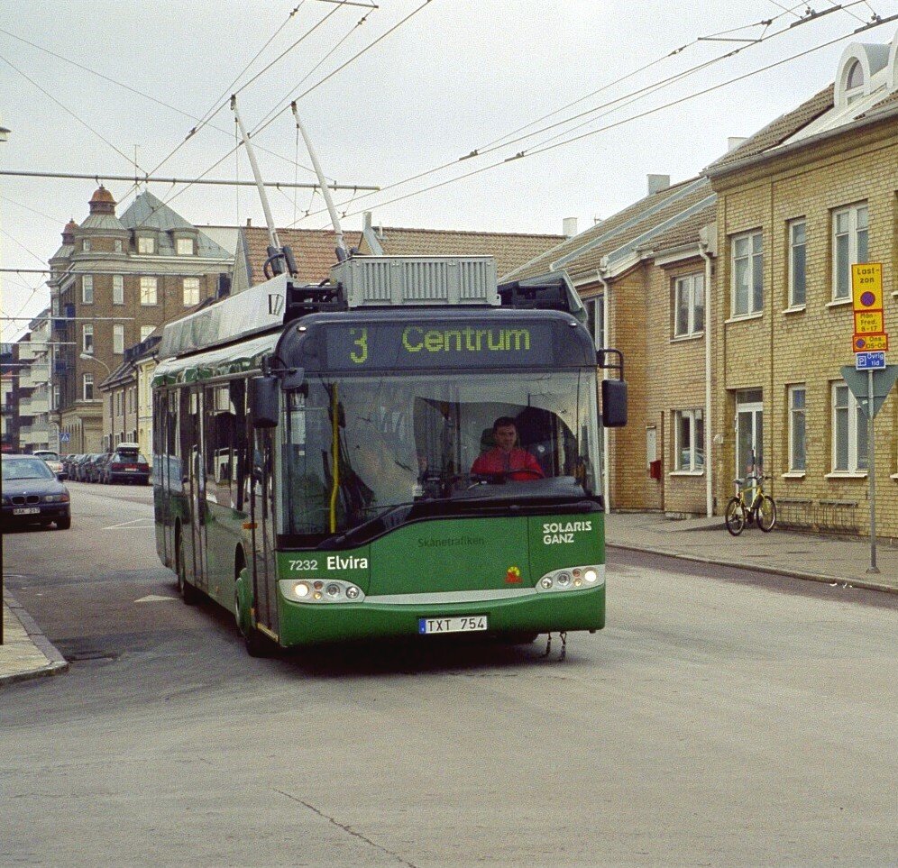 Orusttrafiken 7232  Elvira  in Storgatan, Landskrona,Schweden, 12. Mrz 2004. Beachten Sie die Stahlketten unter den Bus. Sie sind so montiert, dass Fugnger knnen den Bus hren.