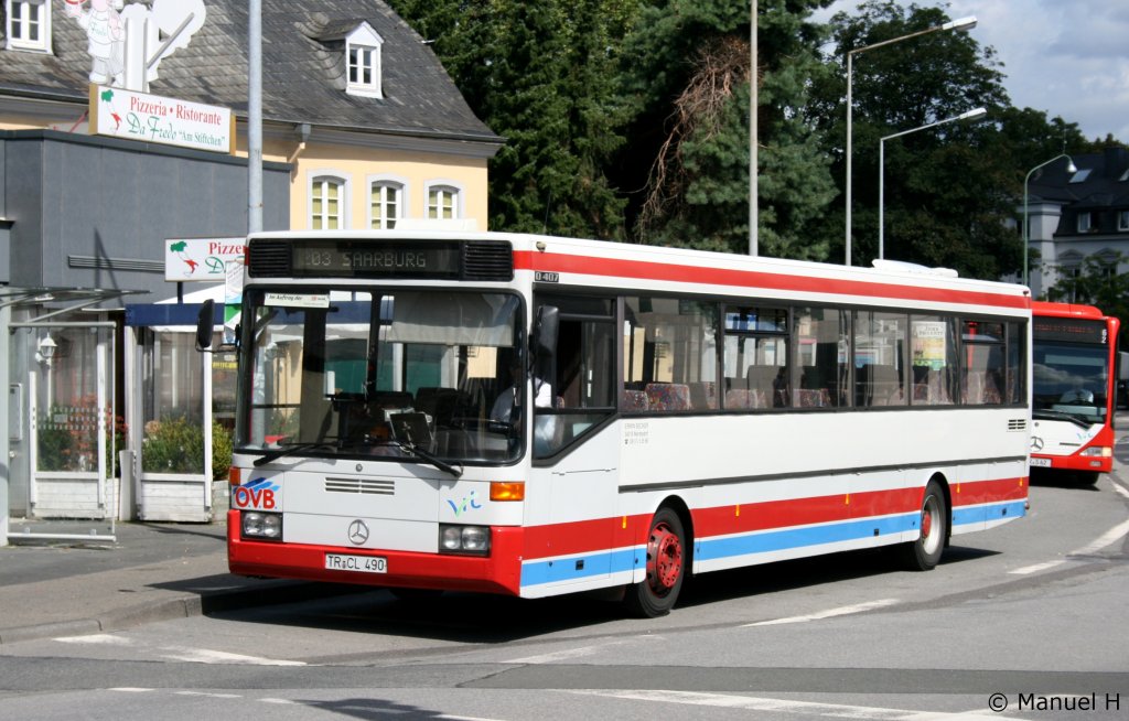 OVB (TR CL 490).
Dieser Bus gehrt der Firma Erwin Becker in Merlesdorf.
Es wird im Auftrag von Rhein Mosel Bus gefahren.
Aufgenommen an der Porta Nigra in Trier, 19.8.2010.