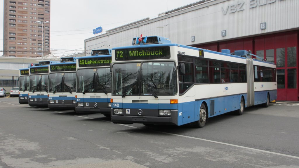 Paradeaufstellung vor der Busgarage mit den Fahrzeugen Nr. 123, 115, 133, 131 + 140.