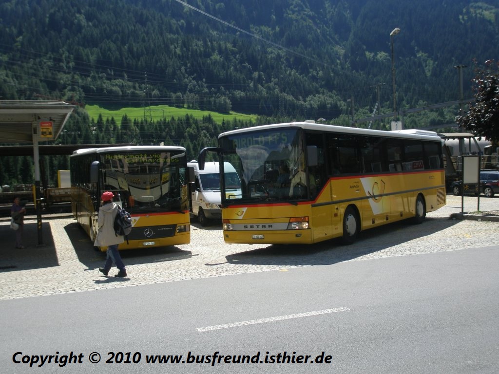 PostAuto, (links) PU AVG Busbetrieb Meiringen, ein Mercedes-Benz O550 Integro auf der Vierpsserundfahrt und macht gerade halt in Airolo, rechts ist ein Setra.