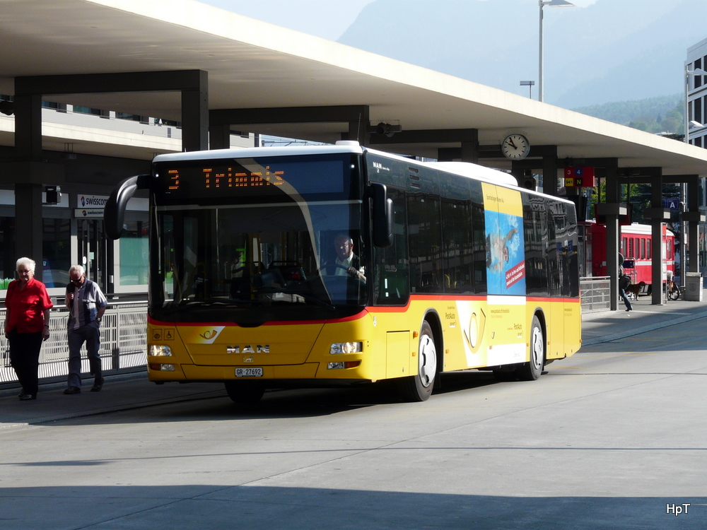 Postauto - MAN Lion`s City unterwegs auf der Linie 3 bei den Bushaltestellen vor dem Bahnhof Chur am 22.04.2011