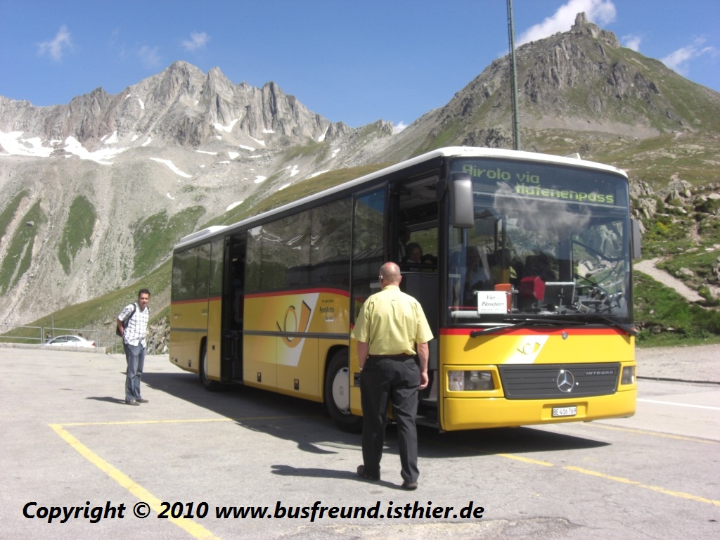 PostAuto, Region Bern, PU AVG Busbetrieb Meiringen, Mercedes-Benz O550 Integro auf der Vierpsserundfahrt und macht gerade halt auf dem Nufenenpass (2480m ber Meer)