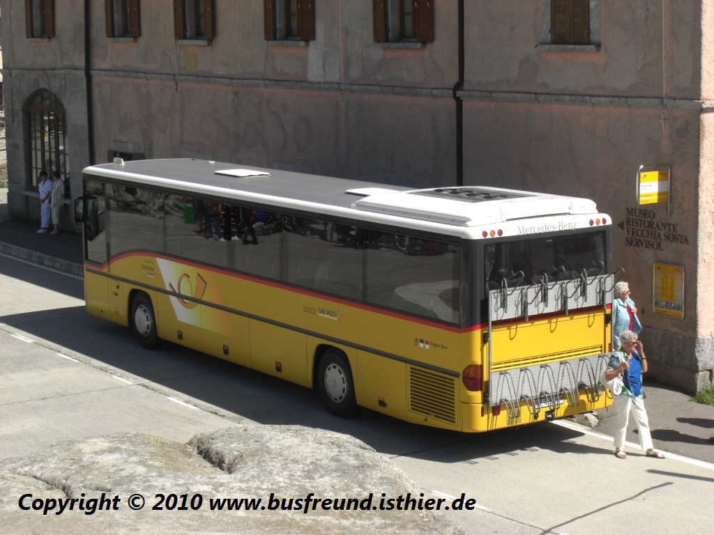 PostAuto, Region Bern, PU AVG Busbetrieb Meiringen, Mercedes-Benz O550 Integro auf der Vierpsserundfahrt und macht gerade halt auf dem Gotthardpass (2106m ber Meer)