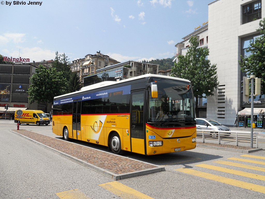 Postauto/PU Chiesa TI 233 555 (Irisbus Crossway 12.0) am 16.7.2010 beim Bhf. Locarno. Um die letzten Neoplan Transliner zu ersetzen musste Chiesa von Setra auf Irisbus umsteigen, da Setra-Fahrzeuge keine mehr bestellt werden.
