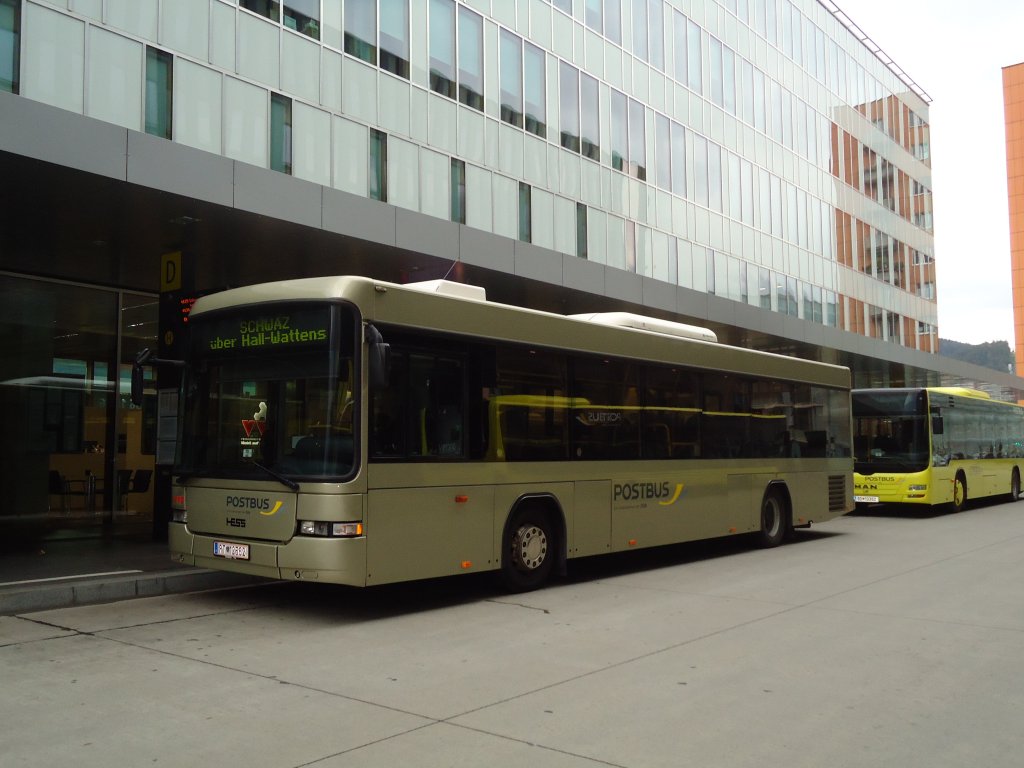 Postbus PT 12'562 Scania/Hess am 11. August 2010 Innsbruck, Bahnhof