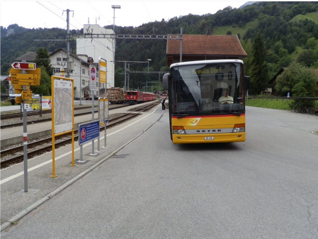 Postbus Setra Bahnhof Grsch 25.06.11
im Hintergrund Regioexpress nach Scuol-Tarasp mit RhB Ge 6/6 II 705