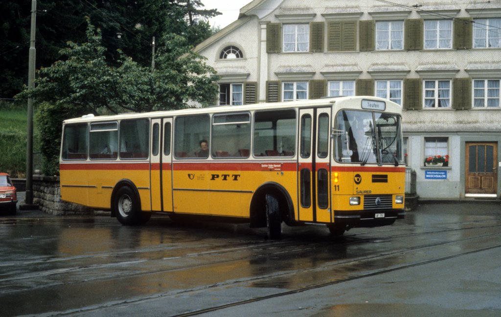 PTT Postbus in Speicher auf der Strecke der Trogenerbahn im Kanton Appenzell Ausserrhoden am 27. Juni 1980.