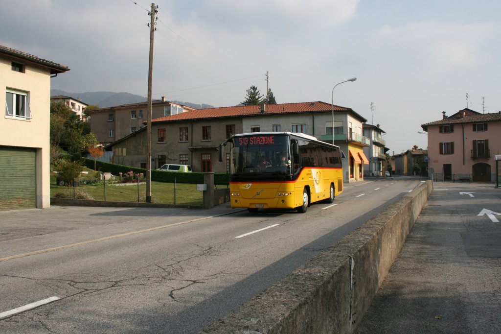 PU AutoPostale del Mendrisiotto, Mendrisio, TI 232'825 (Volvo 8700/B12B-5210, 2009) am 30.10.2009 in Castel San Pietro.
