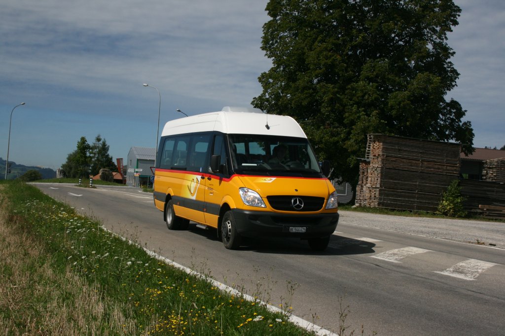 PU Lthi, Hinterfultigen, BE 544'475 (MB Sprinter 516CDI, 2009) am 25.8.2010 im Schulbuseinsatz in Reggisberg. 