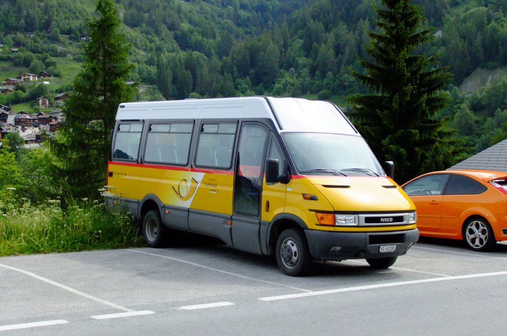 PU TSAR, Sierre, VS 61'200 (Iveco 50C17, 2004) am 8.6.2010 in Mayoux. Obwohl inzwischen ber PU Epiney zum  Fusionsprodukt  TSAR gewandet, ist der Bus immer noch mit dem ursprnglichen Besitzer Salamin, St-Jean, angeschrieben. 