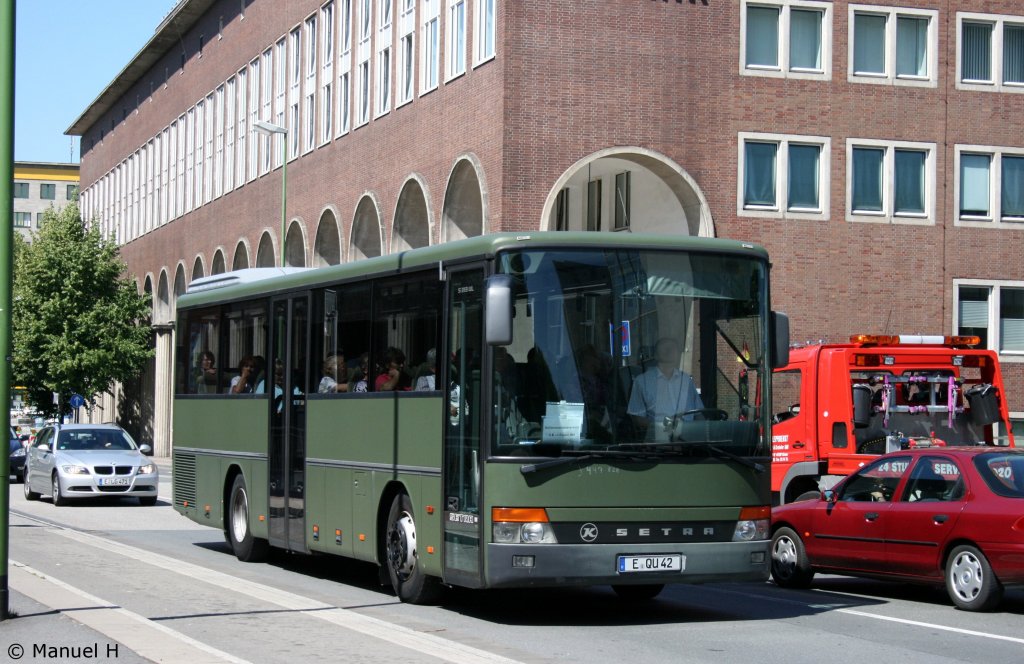 Quinting Reisen (E QU 42) mit SEV am HBF Essen.
Dieser Bus gehrte mal zum Bundeswehr Fuhrpark.
13.7.2010