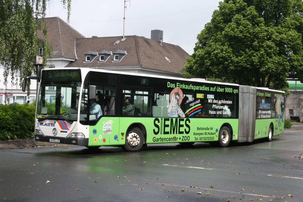 Raht Reisen (VIE EA 29) macht Werbung fr das Gartencenter Siemes.
Am 30.5.2010 fhrt Raht SEV von Viersen nach Breyell.
Hier ist der Bus am Bahnhof Viersen zu sehen.